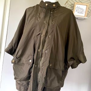 Olive green cropped sleeves rain jacket.
